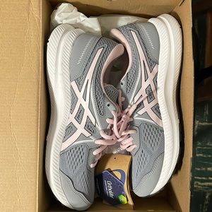 MAKE AN OFFER! ASICS WOMENS SIZE 7.5